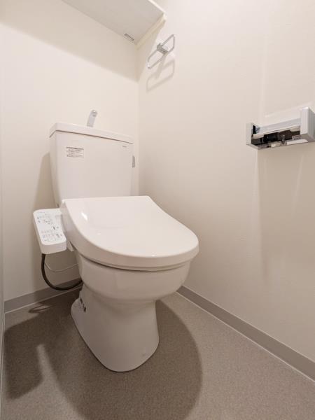 トイレ　落ち着いた色調のトイレです