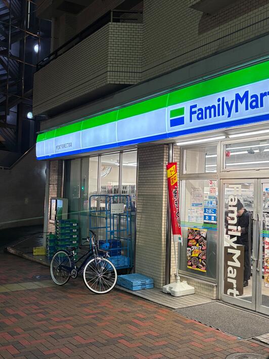 コンビニ　ファミリーマート伊豆屋下目黒三丁目店（コンビニ）まで165m