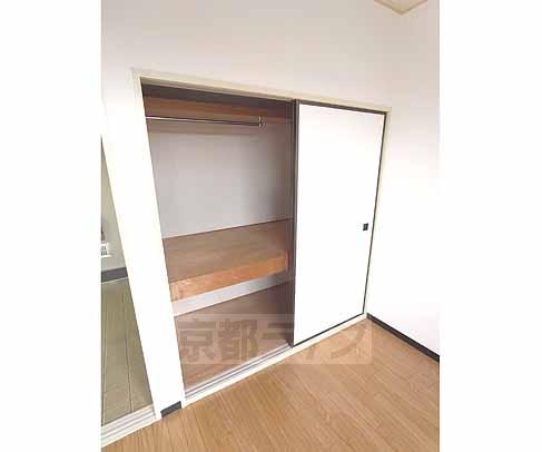 洗面設備　鏡付きです。