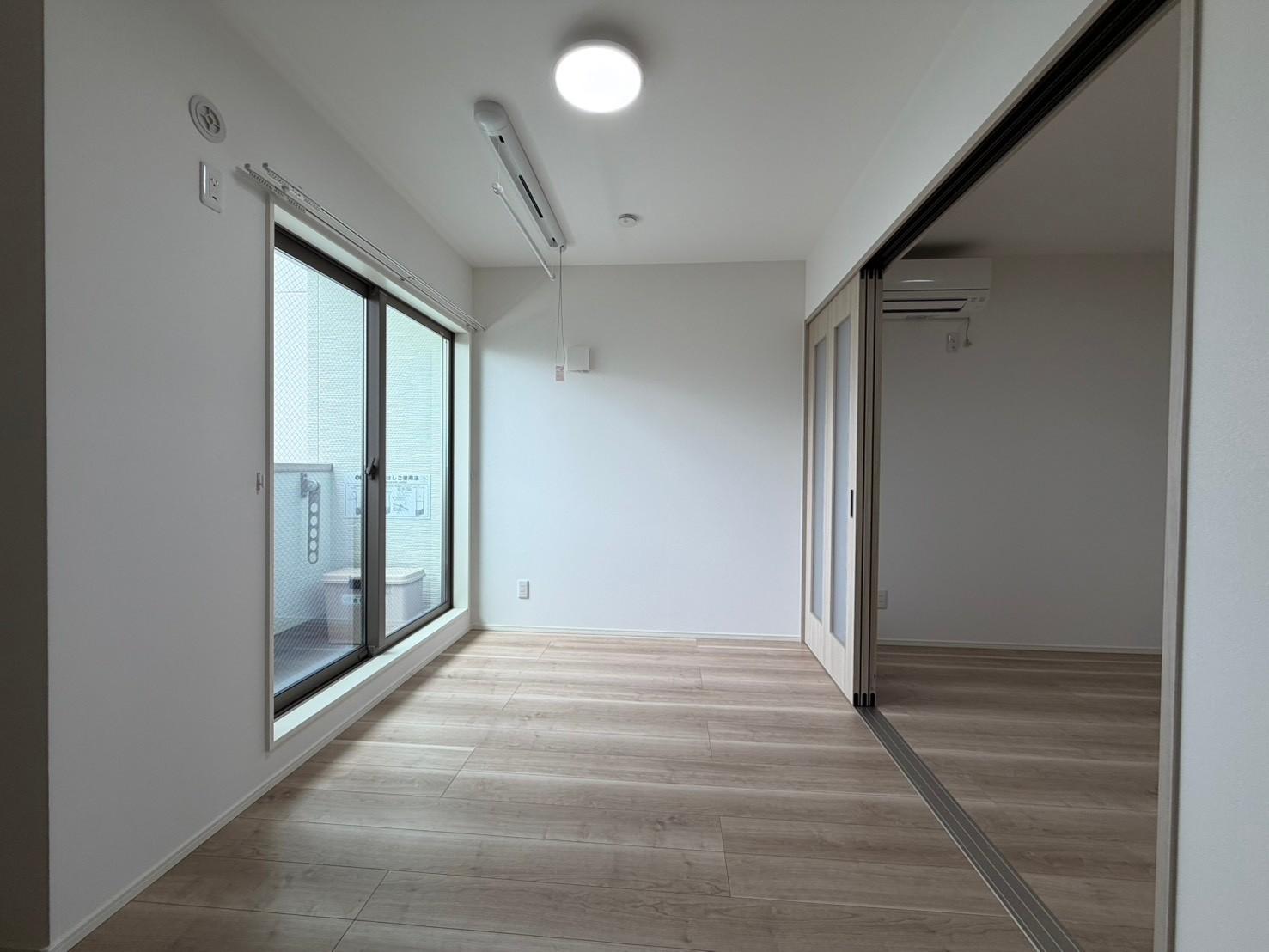 その他部屋・スペース　洋室クローゼット側から撮影