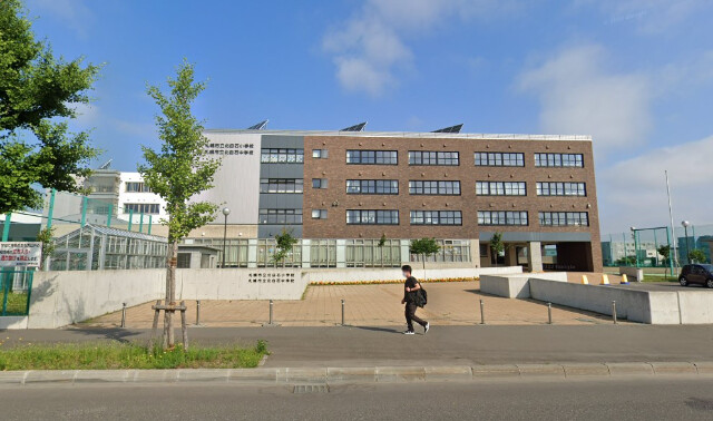 中学校　札幌市立北白石中学校（中学校）まで406m