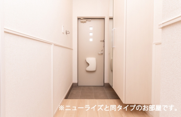 玄関　※参考写真　同建築メーカー施工の同間取完成他物件のものです。