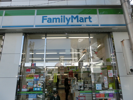 コンビニ　ファミリーマート 幡ヶ谷駅南店（コンビニ）まで423m