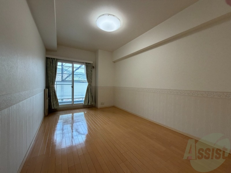 その他部屋・スペース　寝室はこちらです。光が差し込む、温かみのあるお部屋です。