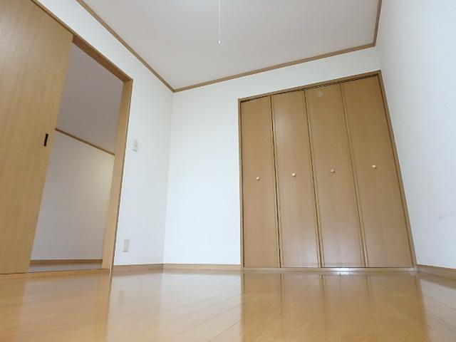 その他部屋・スペース　６帖洋室も南側で日当り良好。