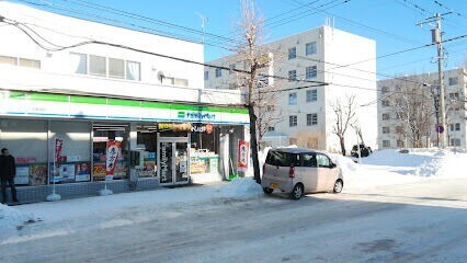 コンビニ　ファミリーマート本郷通店（コンビニ）まで276m
