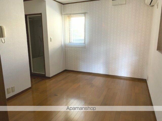 シャイニングハウスの居間写真