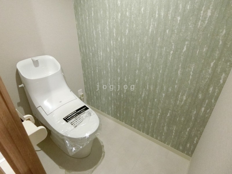 トイレ　嬉しい温水洗浄便座付きのトイレです。