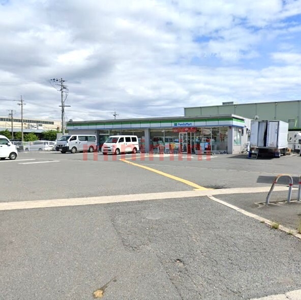 コンビニ　ファミリーマート茨木南目垣店（コンビニ）まで727m
