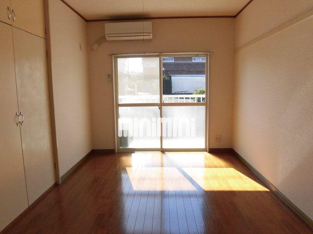 居室・リビング　南向きで日当り良好、フローリングのお部屋です