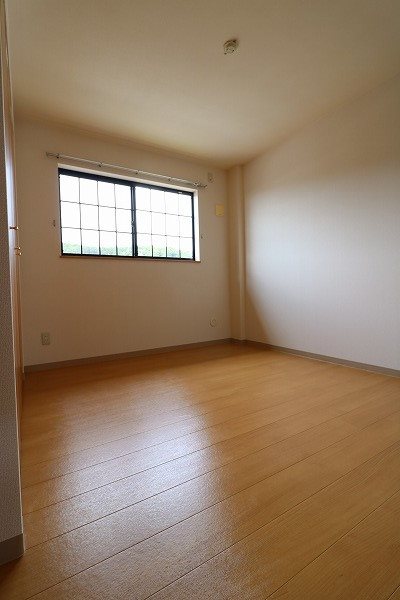 その他部屋・スペース　洋室にも小窓有り。エアコン設置可能。