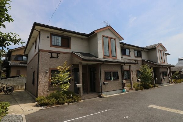 建物外観　閑静な住宅街にたたずむ綺麗なアパートです。