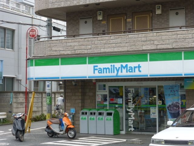 コンビニ　ファミリーマート（コンビニ）まで10m