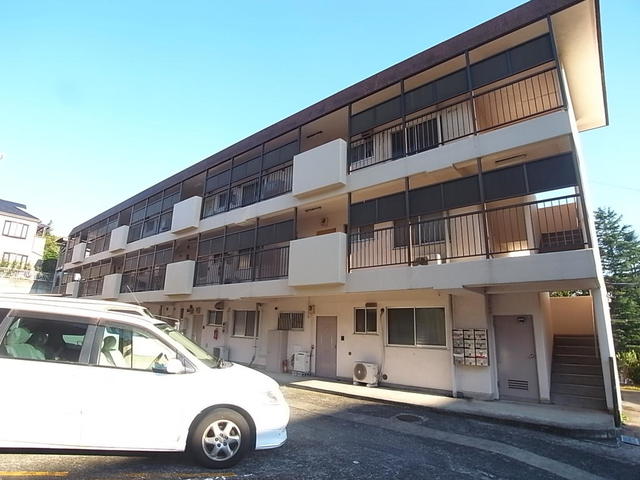 建物外観　３階建てマンション