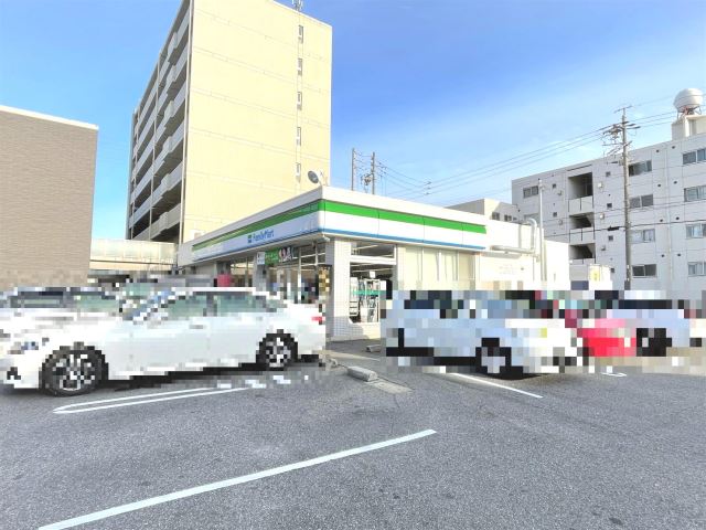 コンビニ　ファミリーマート（コンビニ）まで140m