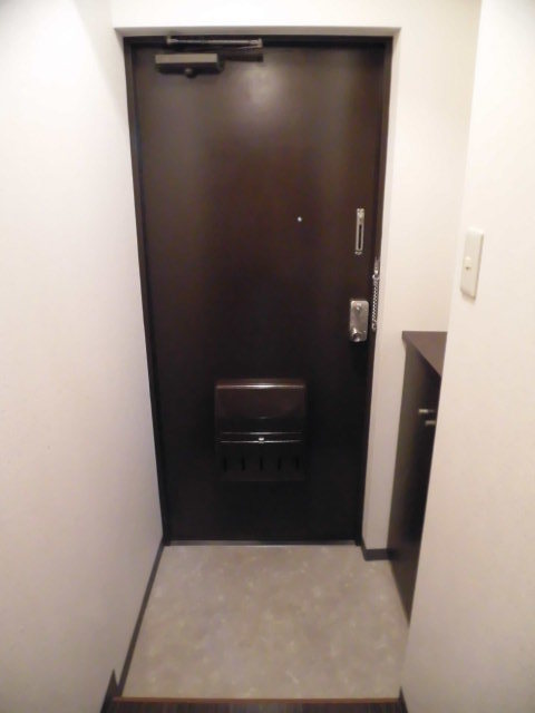 玄関　（参考）同一建物内の他の部屋の写真となります。
