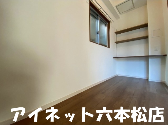 収納　お洋服はこちらへ