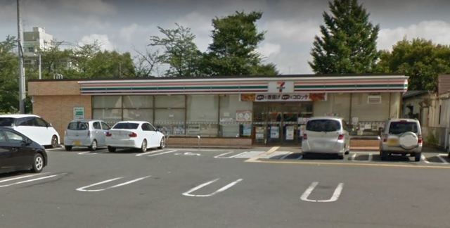 コンビニ　セブンイレブン大久保小学校前店（コンビニ）まで706m