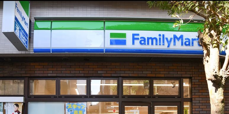 コンビニ　ファミリーマート 明大前北店（コンビニ）まで320m