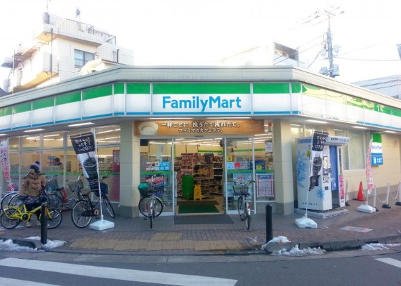 コンビニ　ファミリーマート富士見台駅前店（コンビニ）まで682m