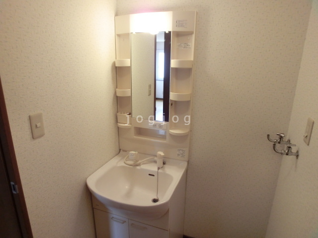 洗面設備　独立タイプ・小物も収納できます