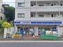 コンビニ　ローソン日体大前店（コンビニ）まで608m