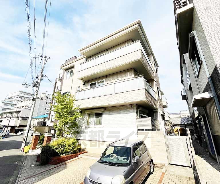 建物外観　パリッとスタイリッシュな配色です。