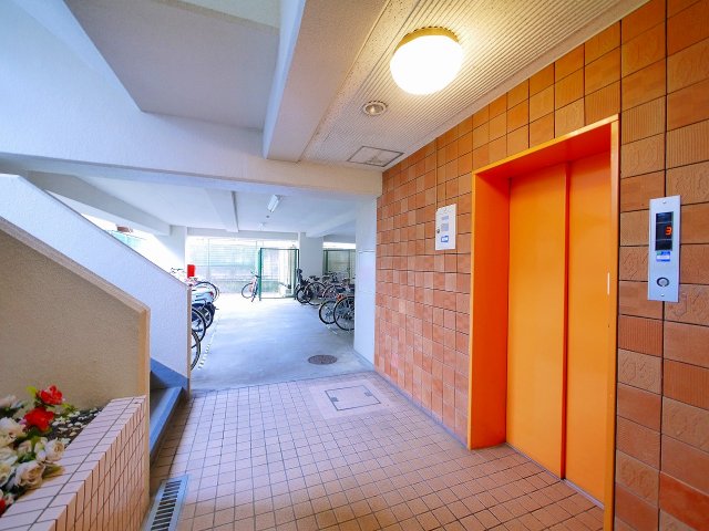 その他共有部分　エレベーター付きで昇降も楽々。