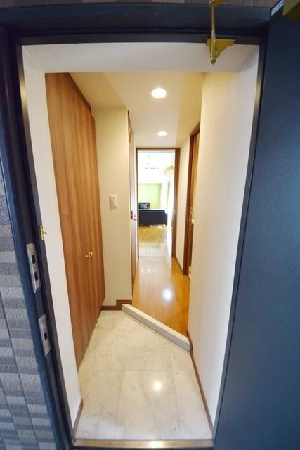 玄関　家具はイメージです