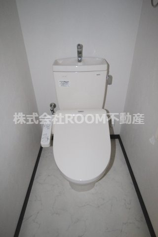 トイレ　落ち着いた色調のトイレです