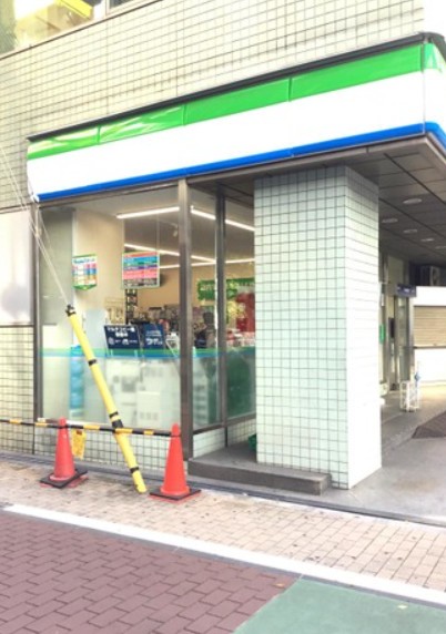 コンビニ　ファミリーマート 田町東口店（コンビニ）まで119m