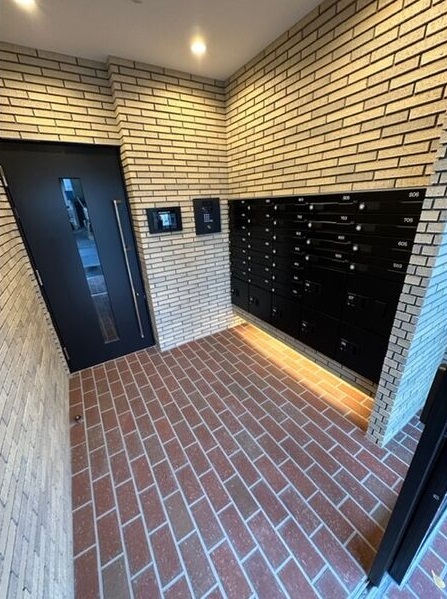 エントランス　エントランスには、宅配ＢＯＸやオートロックなどがあります♪