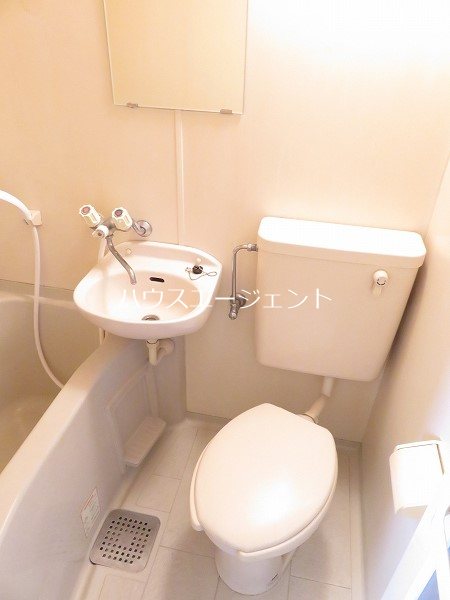 トイレ　洗面台・トイレは浴室内にございます。