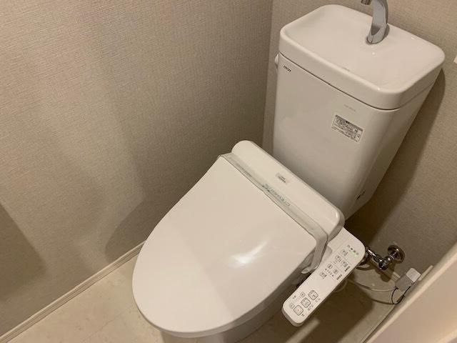 トイレ　棚収納と温水洗浄便座付きのトイレ