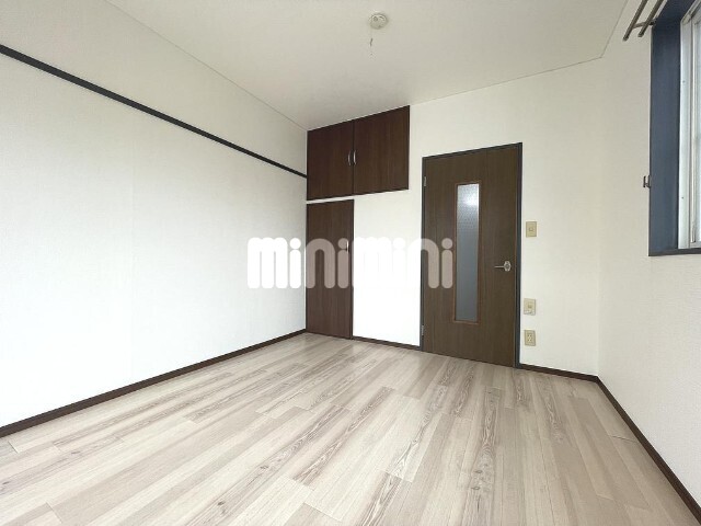 居室・リビング　角部屋で二面に窓があります。