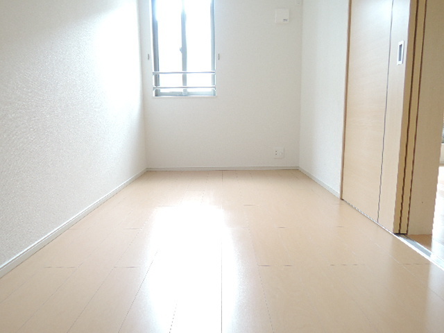 その他部屋・スペース　洋室も寝室に適度なサイズで明るいですよ