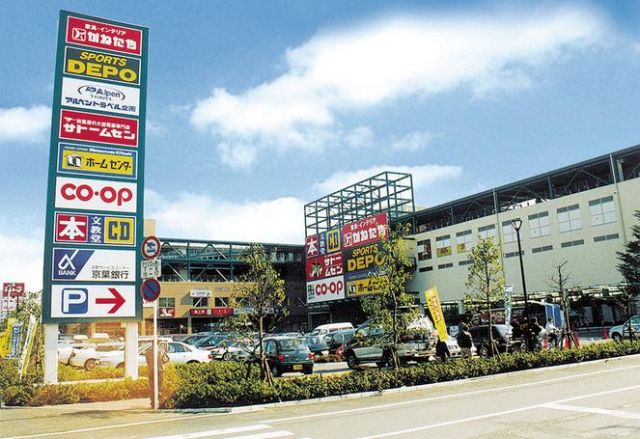 ショッピングセンター　SHOPS（ショッピングセンター）まで875m