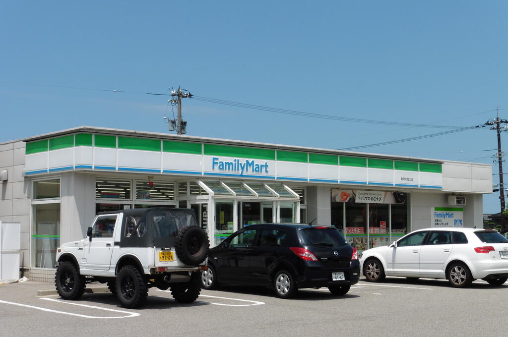 コンビニ　ファミリーマート魚津北鬼江店（コンビニ）まで128m
