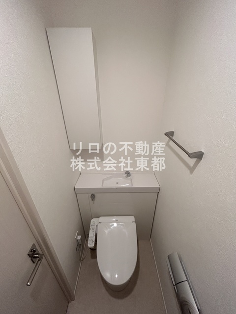 トイレ　白基調で清潔感のあるトイレです♪
