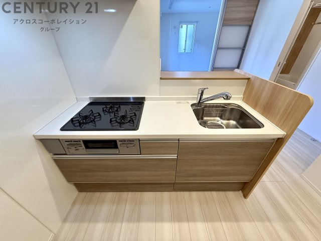 キッチン　3口ガスコンロ付で機能的なキッチンです！