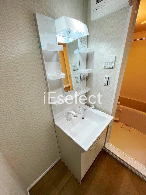洗面設備　毎朝の準備に便利な独立洗面台です。