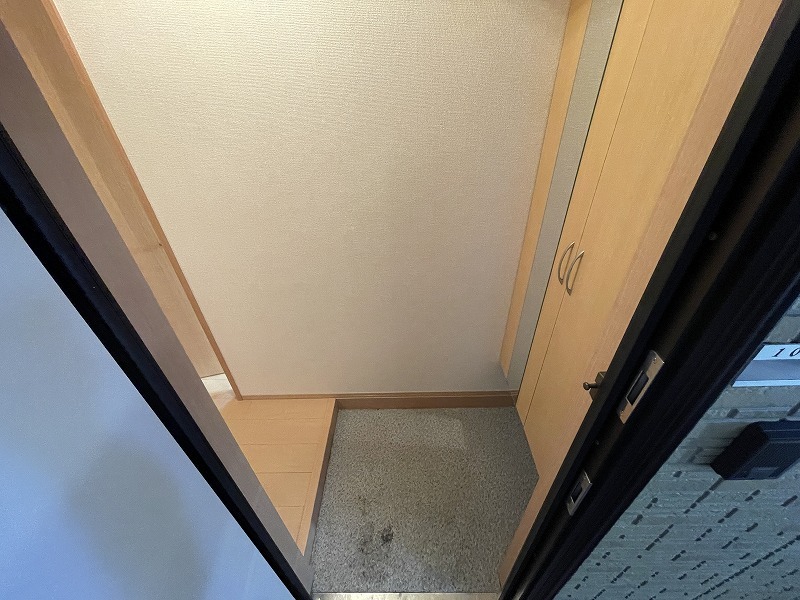 地下鉄千日前線 今里駅 徒歩9分 3階建 築16年の玄関写真