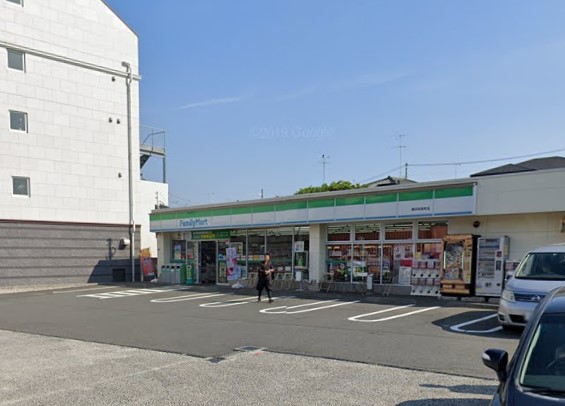 コンビニ　ファミリーマート（コンビニ）まで461m