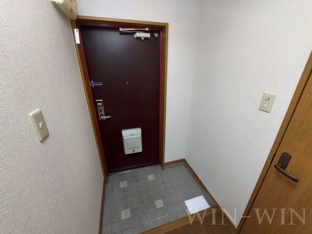 スカイウィング草間の玄関写真
