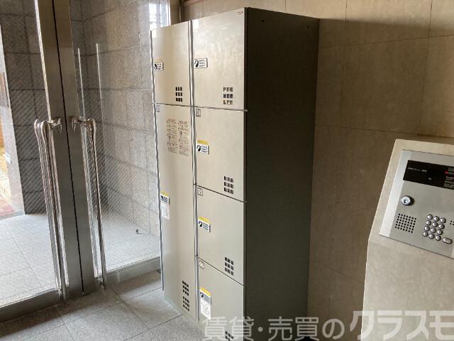 エントランス　留守中の荷物の受け取りは宅配ＢＯＸで♪