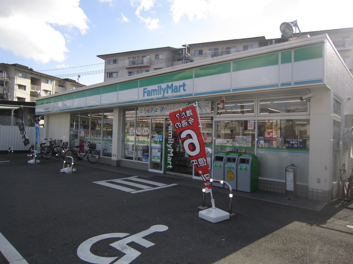 コンビニ　ファミリーマート（コンビニ）まで158m