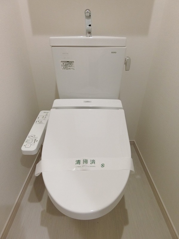 トイレ　落ち着いた色調のトイレです