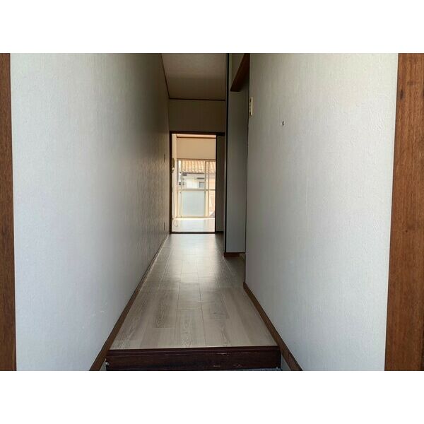 玄関　掲載写真は同型モデルを掲載しており実際のお部屋と仕様等が異な