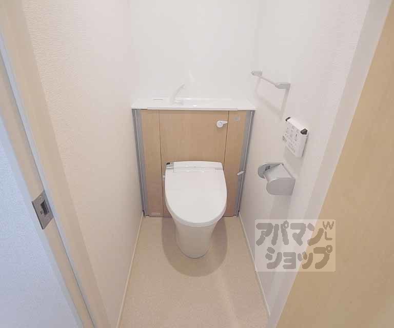 トイレ　ウォシュレット付き。