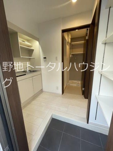 東急東横線 学芸大学駅 徒歩6分 2階建 築47年の玄関写真